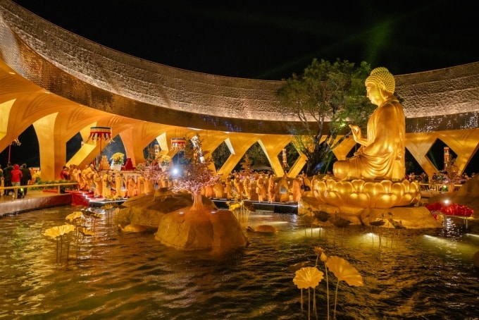 Các trưởng lão Giáo hội Phật giáo Việt Nam cùng hòa thượng, tăng ni, Phật tử tụng kinh trong lễ an vị. Ảnh: Sun Group