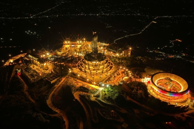 Quần thể tâm linh trên đỉnh Bà Đen. Ảnh: Sun Group