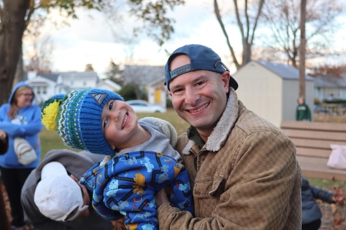 Ryan Glubo, một phụ huynh ở Oceanport có con 8 và 4 tuổi, cho biết anh hy vọng sẽ đợi đến 16 tuổi mới cho con dùng điện thoại thông minh và 18 tuổi mới cho dùng mạng xã hội. Ảnh: Aol