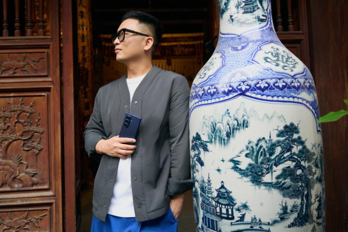 Anh Tùng sử dụng AI để tăng tính sáng tạo trong làm gốm. Ảnh: Samsung