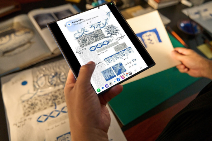 Người dùng sử dụng AI để tra cứu, tìm hiểu chuyên sâu về các họa tiết. Ảnh: Samsung