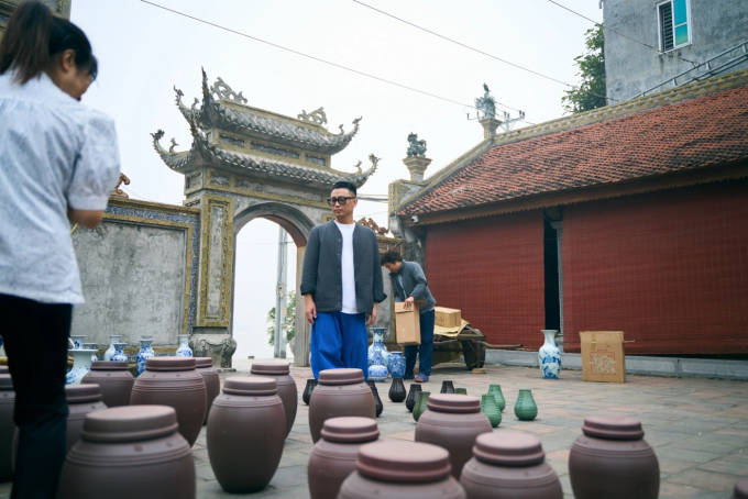 Anh Tùng quan sát cách làm gốm của các nghệ nhân lâu năm. Ảnh: Samsung