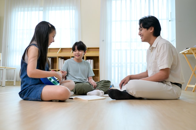 Anh chị em trong gia đình cùng chơi và học, tìm hiểu kiến thức khoa học, HPV, âm nhạc. Ảnh minh họa: Vecteezy