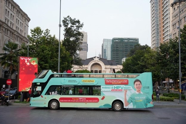 Xe bus mang thông điệp phòng vệ HPV có sự tham gia của KOL Khoai Lang Thang. Ảnh: Phạm Thế Hiển