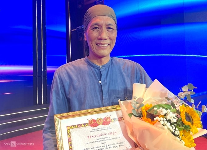 Nhà nghiên cứu âm nhạc Bùi Trọng Hiền, 59 tuổi, nguyên là giảng viên dạy các môn Nhạc lý cơ bản và âm nhạc dân tộc cổ truyền Việt Nam tại Học viện âm nhạc Quốc gia Việt Nam. Từ năm 1996 đến nay, ông công tác Viện Văn hóa Nghệ thuật Quốc gia Việt Nam. Ông có nhiều cống hiến cho việc phục dựng và nghiên cứu chuyên sâu âm nhạc cổ truyền Việt Nam. Ảnh: Phương Linh