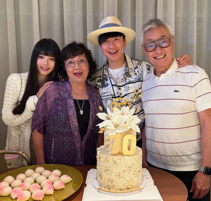 Annalisa bên gia đình Lâm Tuấn Kiệt. Ảnh: Weibo