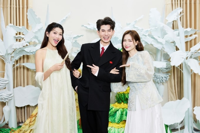 Á hậu Quỳnh Châu (trái) và ca sĩ Hòa Minzy (phải) chúc mừng Nguyễn Minh Công.