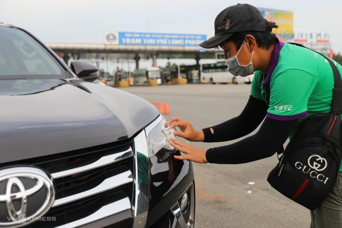 Dán thẻ thu phí không dừng ETC tại cao tốc TP HCM - Long Thành - Dầu Giây, ngày 30/7/2022. Ảnh: Quỳnh Trần