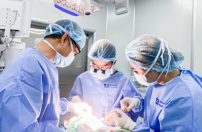 Êkíp bác sĩ phẫu thuật cắt nang giáp lưỡi cho ông Mỹ. Ảnh: Bệnh viện Đa khoa Tâm Anh