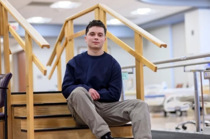 Edward Constantineau tại phòng phục hồi chức năng nội trú bên trong Bệnh viện Henry Ford Macomb ở Clinton Township. Ảnh: Detroit News.