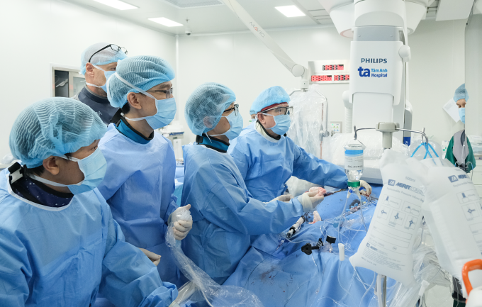 Bác sĩ can thiệp cấy van động mạch chủ qua ống thông cho bệnh nhân. Ảnh: Trung Vũ