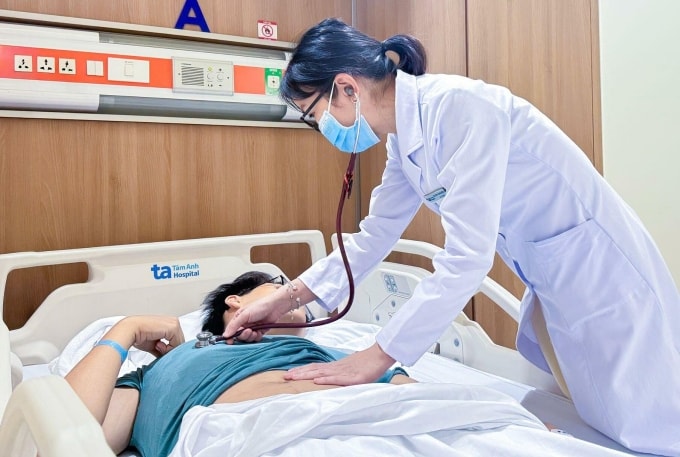 Bác sĩ Hy khám cho em Thành. Ảnh: Giản Đơn