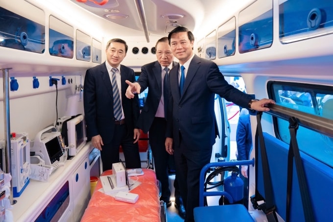 Bên trong xe cấp cứu được trang bị đầy đủ máy móc, thiết bị hiện đại. Ảnh: Vingroup