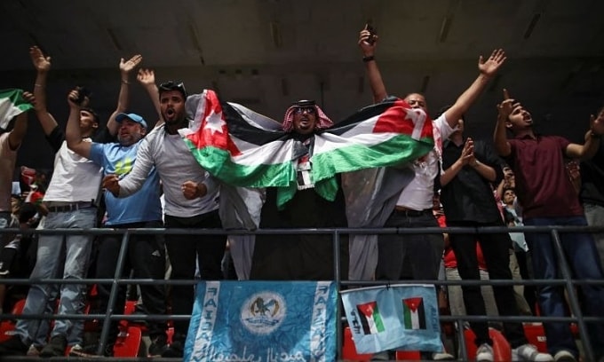 CĐV mừng bàn thắng của Jordan trong trận gặp Oman tại vòng loại World Cup 2026 trên sân Sultan Qaboos, thành phố Muscat, Oman tối 5/6/2025. Ảnh: Reuters