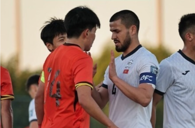 Kyrgyzstan (áo trắng) trong trận giao hữu cấp U23 với Trung Quốc tại UAE ngày 23/12/2025. Ảnh: KFU