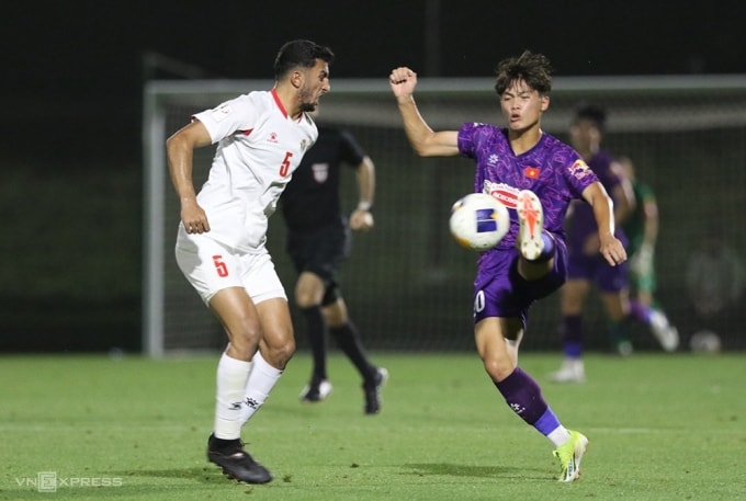 Nguyễn Quốc Việt xử lý bóng trong trận giao hữu cấp U23 giữa Việt Nam và Jordan tại Doha, Qatar tối 10/4/2024. Ảnh: Đoàn Huynh