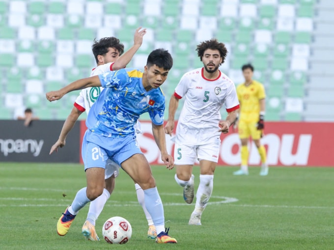 Nguyễn Lê Phát (áo xanh) ghi bàn ở phút 87 trong trận Việt Nam thua Syria 1-2. Ảnh: Đoàn Huynh