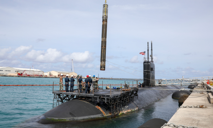 Tên lửa hành trình Tomahawk được tháo khỏi tàu ngầm USS Asheville ở đảo Guam hồi năm 2022. Ảnh: US Navy