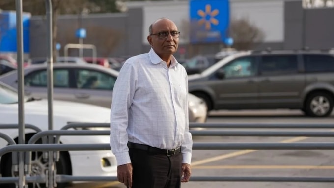 Mahendra Mick Patel đứng bên ngoài cửa hàng Walmart - nơi xảy ra sự việc, ngày 17/12. Ảnh: CNN