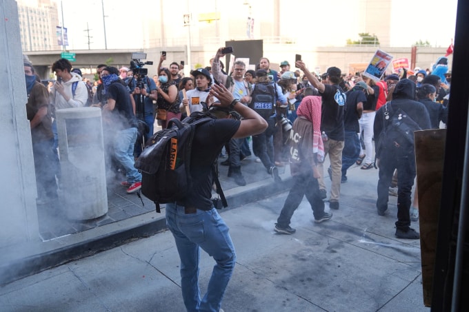 Người biểu tình phản đối cuộc trấn áp nhập cư ở Los Angeles, bang California, hồi tháng 6. Ảnh: AP