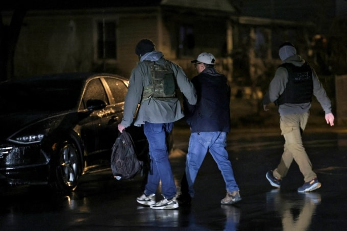 Các nhân viên liên bang thực hiện cưỡng chế nhập cư tại Maryland, Mỹ, hồi tháng 2. Ảnh: Reuters