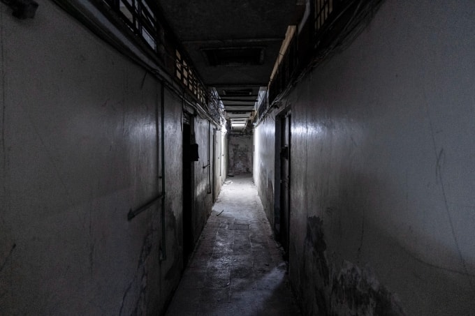 Một hành lang trong nhà tù dưới tầng hầm của Ban 215. Ảnh: WSJ