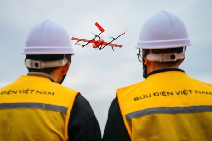 Bưu điện Việt Nam thí điểm dùng UAV vận chuyển mẫu bệnh phẩm, thuốc và vật tư y tế. Ảnh: Minh Sơn