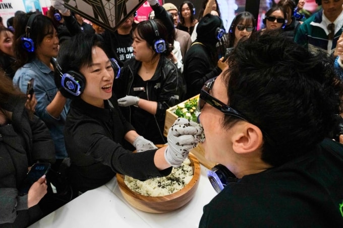 Nhân viên hãng Kahi làm cơm nắm trứng cá tầm cho người tham dự trong bữa tiệc sáng ở Seoul. Ảnh: WP