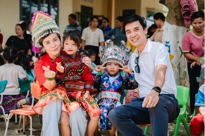 Tổng giám đốc Volvo Car Việt Nam Nguyễn Anh Linh (phải) tại điểm trường Namsony, trường mẫu giáo Hoa Đào (xã Tà Đùng, tỉnh Lâm Đồng) hồi tháng 8. Ảnh: Quỹ Hy vọng