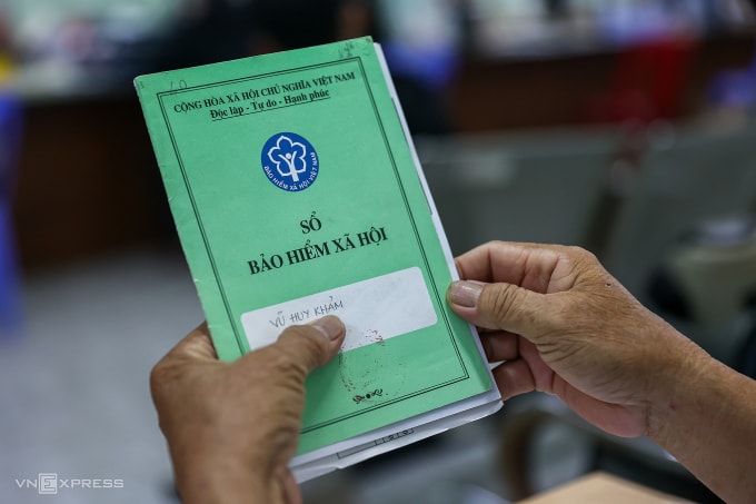 Người lao động nộp hồ sơ tại Trung tâm dịch vụ việc làm TP HCM, tháng 6/2025. Ảnh: Quỳnh Trần