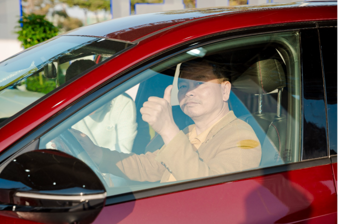 Một khách hàng tìm hiểu và trải nghiệm công nghệ trên dòng SUV của Hyundai tại sự kiện. Ảnh: HTV