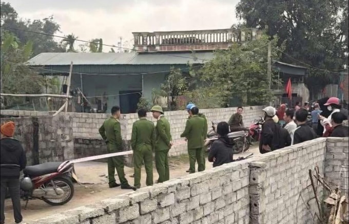 Công an phong toả hiện trường, điều tra án mạng. Ảnh: Lam sơn