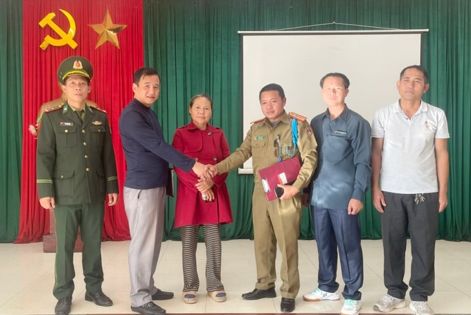 Công an tỉnh Sạ Vẳn Na Khệt (Lào) bàn giao Nguyễn Thị Bé cho Công an tỉnh Ninh Bình. Ảnh: Công an tỉnh Quảng Trị