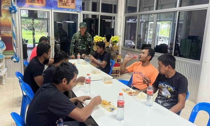 Binh sĩ Thái Lan đứng cạnh những người được cho là tù binh Campuchia trong ảnh công bố hồi tháng 7. Ảnh: Quân đội Thái Lan