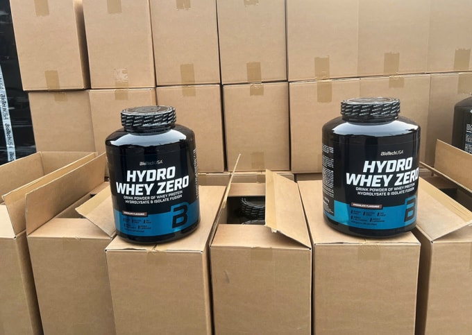 Sản phẩm sữa tăng cơ cảnh sát thu giữ. Ảnh: Công an TP HCM