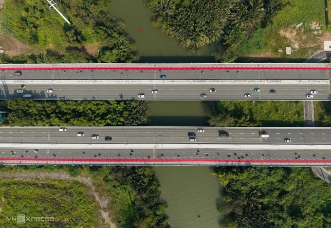 Màu đỏ sơn trên làn dành riêng xe đạp ở đường Mai Chí Thọ. Ảnh: Quỳnh Trần