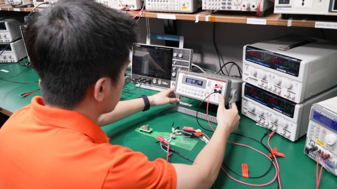Một kỹ sư FPT đang kiểm tra khả năng hoạt động của chip nguồn mới. Ảnh: