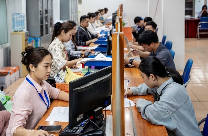 Người lao động làm hồ sơ liên quan bảo hiểm thất nghiệp tại Trung tâm Dịch vụ việc làm Hà Nội, tháng 4/2025. Ảnh: Hoàng Giang