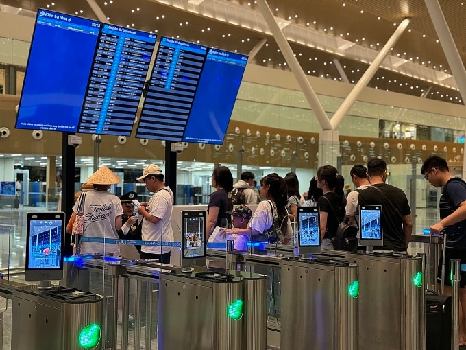 Khách làm thủ tục bay ở ga T3 Tân Sơn Nhất. Ảnh: Giang Anh