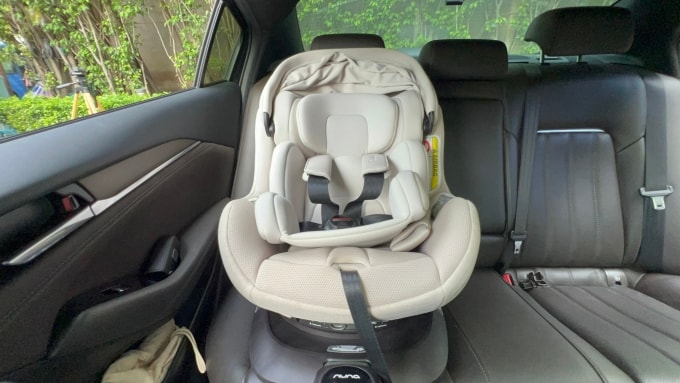 Ghế trẻ em lắp trên ghế sau ôtô. Ảnh: Hồ Tân