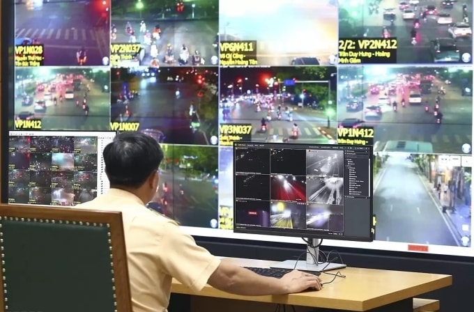 CSGT tra soát các vi phạm từ camera trước khi có thông báo tới người vi phạm. Ảnh:Việt An
