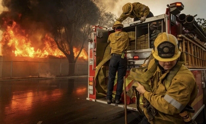 Lính cứu hỏa cố gắng dập tắt đám cháy tại sân golf Altadena, Los Angeles, hôm 9/1. Ảnh: Washington Post