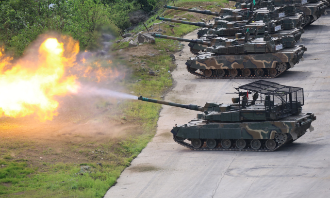 Xe tăng K2 Hàn Quốc lắp giáp lồng khai hỏa trong ảnh đăng ngày 22/12. Ảnh: Facebook/Jonghoon Park