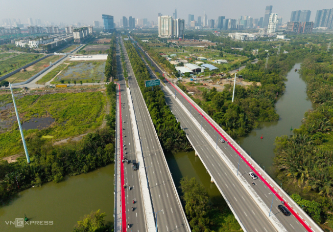 Làn xe đạp dài khoảng 5,8 km, từ đường Nguyễn Cơ Thạch đến D1, kinh phí đầu tư hơn 12,7 tỷ đồng. Ảnh: Quỳnh Trần