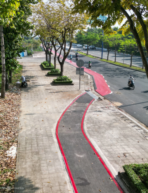Làn đường uốn lượn dưới hàng cây xanh trên vỉa hè rồi dẫn xuống lòng đường, tách biệt hoàn toàn với ôtô, xe máy. Ảnh: Quỳnh Trần