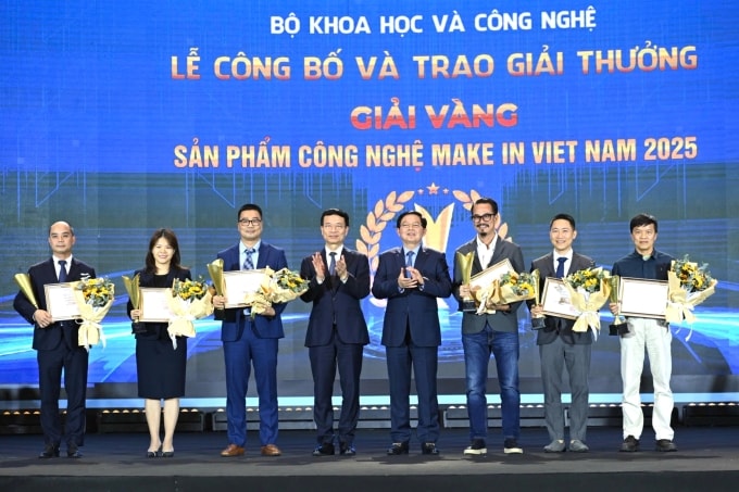 Phó thủ tướng Hồ Quốc Dũng và Bộ trưởng Nguyễn Mạnh Hùng trao sáu Giải Vàng Make in Viet Nam 2025. Ảnh: Giang Huy