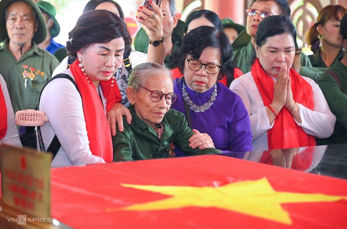 Các cựu thanh niên xung phong tưởng nhớ đồng đội tại Truông Bồn. Ảnh: Đức Hùng