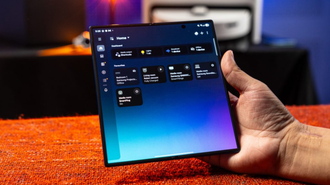 Bảng điều khiển nhà thông minh trên Galaxy Z Fold7. Ảnh: Samsung
