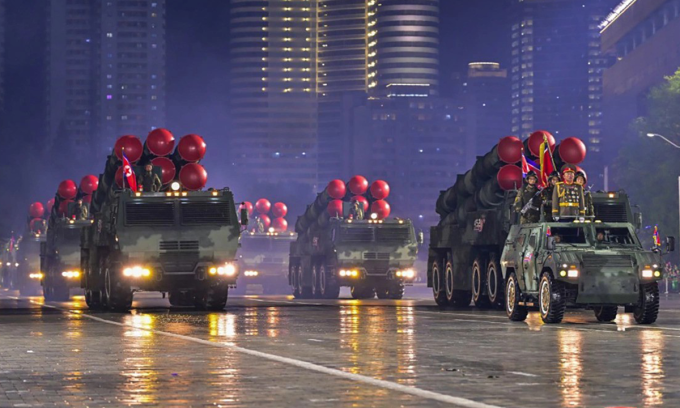 Mẫu pháo phản lực với 6 ống phóng trong cuộc duyệt binh tại Bình Nhưỡng hồi tháng 10. Ảnh: KCNA