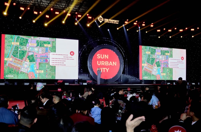 Đại diện chủ đầu tư phân tích thị trường bất động sản khu vực. Ảnh: Minh Khánh